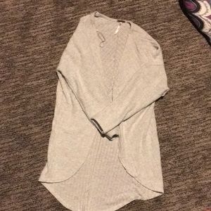 Super cute, mid sleeve, gray sweater 😍!